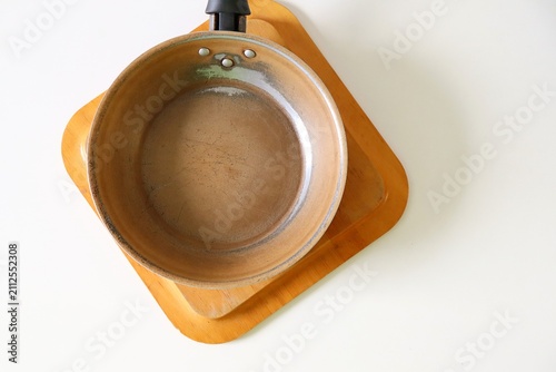 Foto Non-stick frying pan with heavy signs of wear on its worn interior surface