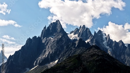 Bild auf Leinwand Aiguilles acérées du massif du Mont-Blanc sous un ciel nuageux à Chamonix