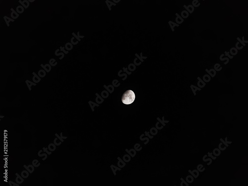 Konstfotografi view of the waning gibbous moon or half full moon in the night sky