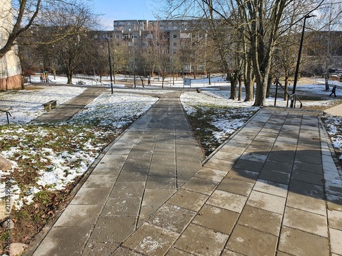 Foto An outdoor urban scene depicting a public park during late winter or early spring