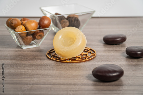 Obraz na plátně Jabón artesanal de arroz translúcido en plano general sobre elemento decorativo