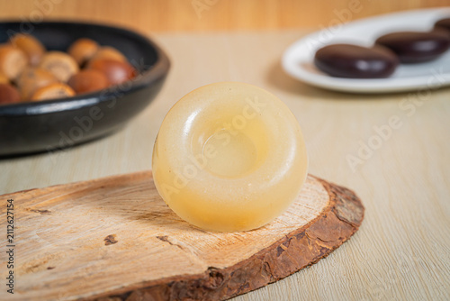 Obraz na plátně Jabón artesanal de arroz translúcido en primer plano sobre madera