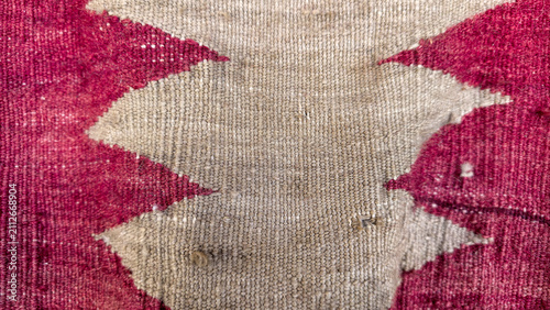 Fotografie Handcrafted wool kilim rug displaying a vibrant fuchsia and natural beige geomet