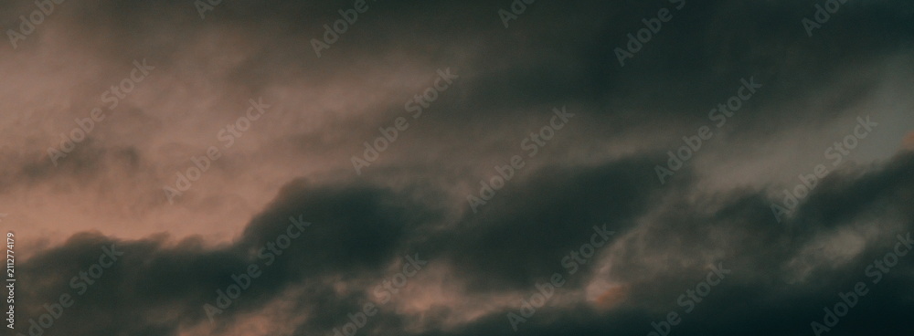 Obraz premium Dark stormy clouds filling the sky creating a dramatic moody atmosphere for weather background