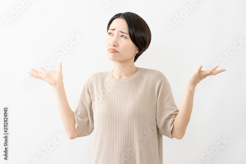 Foto 半袖ニット姿の女性　ライフスタイルイメージ