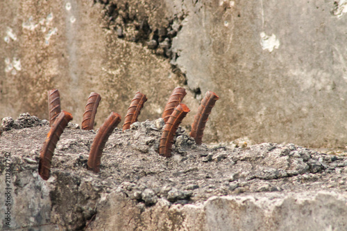 Foto Close up shot of built-in rusty steel bars, concrete reinforcement mounted in bu