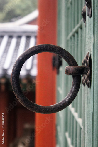 This is a door handle for opening and closing the door of a Hanok.한옥의 방문을 열고 닫는 문고리입니다.