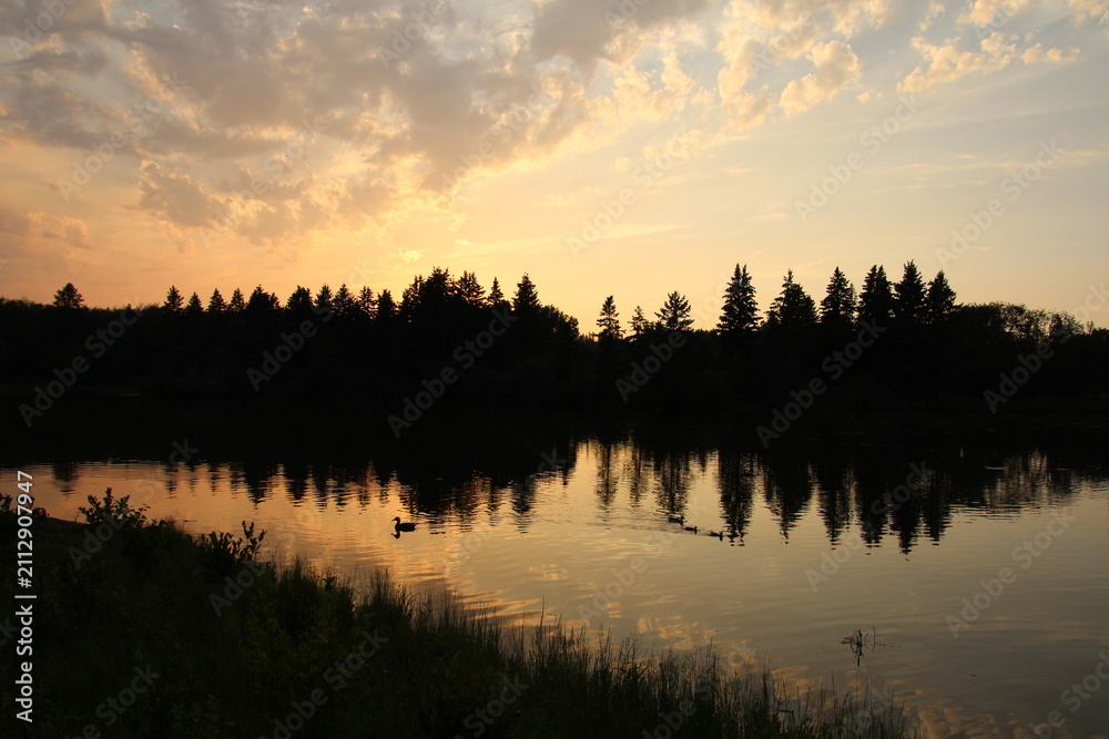 Obraz premium Haze Of Sunset, William Hawrelak Park, Edmonton, Alberta