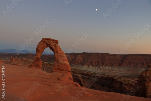 Foto Delicate Arch under the waxing gibbous moon in Moab, Utah