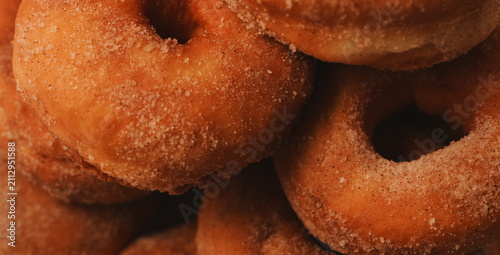 Foto Homemade Cinnamon Sugar Donuts Stack Close Up Baked Sweet Pastry Comfort Food In