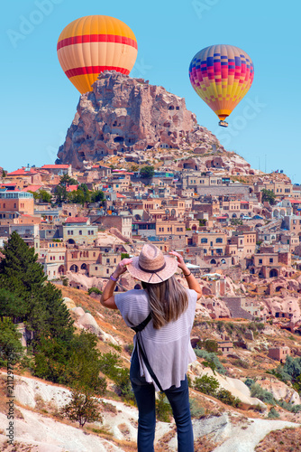 фотографія Hot air balloon flying over spectacular Cappadocia at sunset - Goreme, Turkey