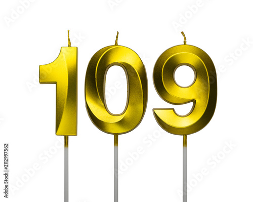 Foto Gold number 109 birthday candles with wicks and white sticks on a white backgrou