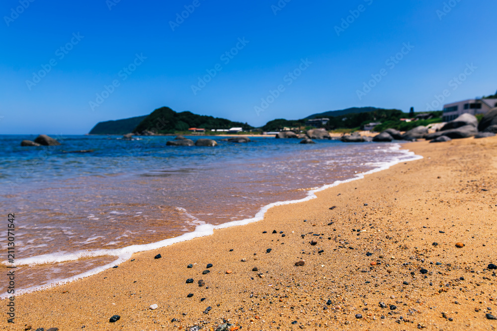 Obraz premium 快晴の青空と透き通る美しい海、海岸線の風景