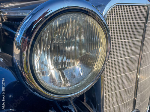 Cuadro en lienzo Vintage classic car headlight with chrome trim and radiator grill for automotive restoration website design