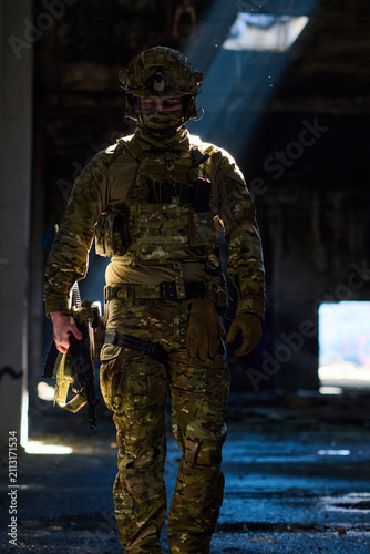 Foto Tactical Soldier in Camouflage Gear With Rifle Walking Through Abandoned Urban B