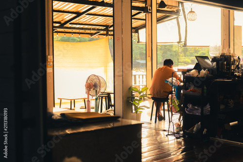 Foto People working in a cafe in Surat Thani, Thailand, during the evening hours