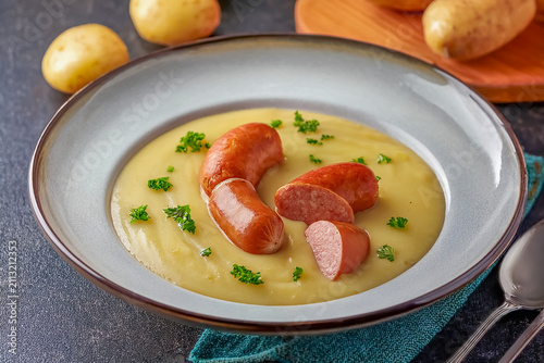 Kartoffelsuppe mit Würstchen