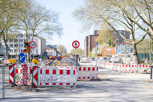 Abgesperrte Straßenbaustelle mit temporärer Verkehrsführung