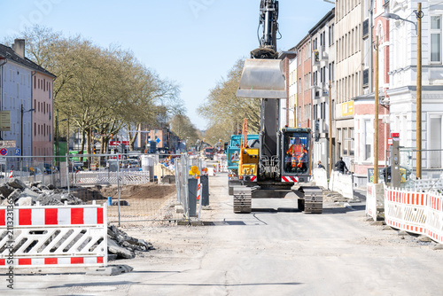 Kettenbagger auf einer innerstädtischen Straßenbaustelle
