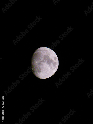 Konstfotografi Primer plano de la Luna gibosa creciente sobre un cielo nocturno completamente negro, destacando sus cráteres y mares lunares con gran nivel de detalle