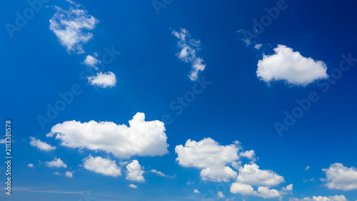 Принти на полотні several white cumulus clouds hover near the horizon under an open blue sky