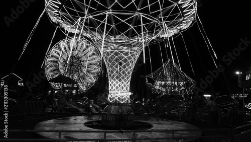 Fotografía Black And White Wave Swinger Ride With People At Night