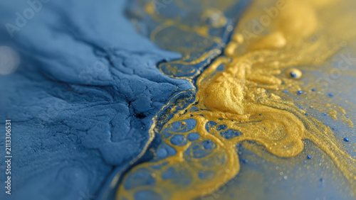 Sfondo astratto macro di pittura fluida blu e acrilico dorato metallizzato