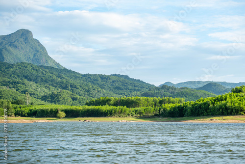 Quadro su tela Wide Lake Shore and Rolling Green Mountains