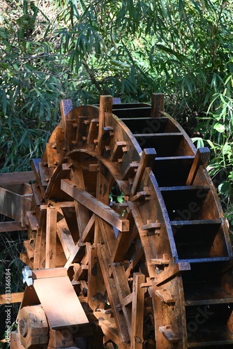 Canvastavla 竹林の前で回る木製の大水車