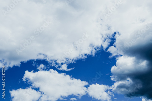 Cuadro en lienzo Blue sky with white and gray clouds