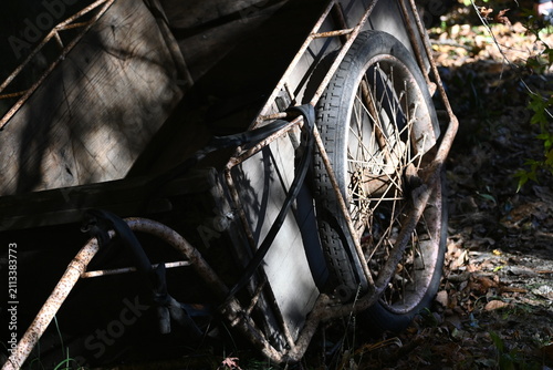 車輪と鉄枠が残る古い木製リヤカー
