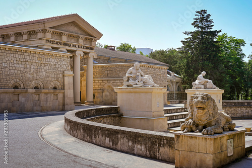Foto Sculpture of a lion and wise men at the entrance to the Semashko mud baths in Ye