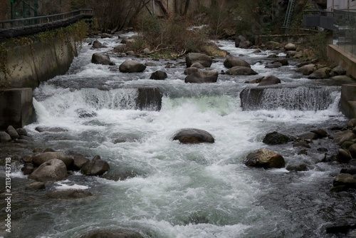 Foto grand valira river in Andorra la Vella, Andorra