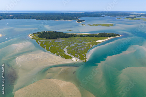 Obraz na plátně Ocean currents renew shallow water surrounding the salt marsh on Strong Island in Cape Cod's Pleasant Bay