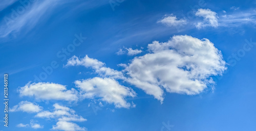 Tableau sur toile A line of clouds follows the horizon line