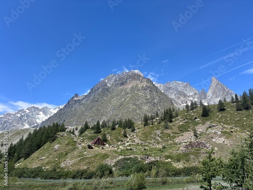 Quadro su tela Mountain hut on the Tour du Mont Blanc near Courmayeur, Italian Alps