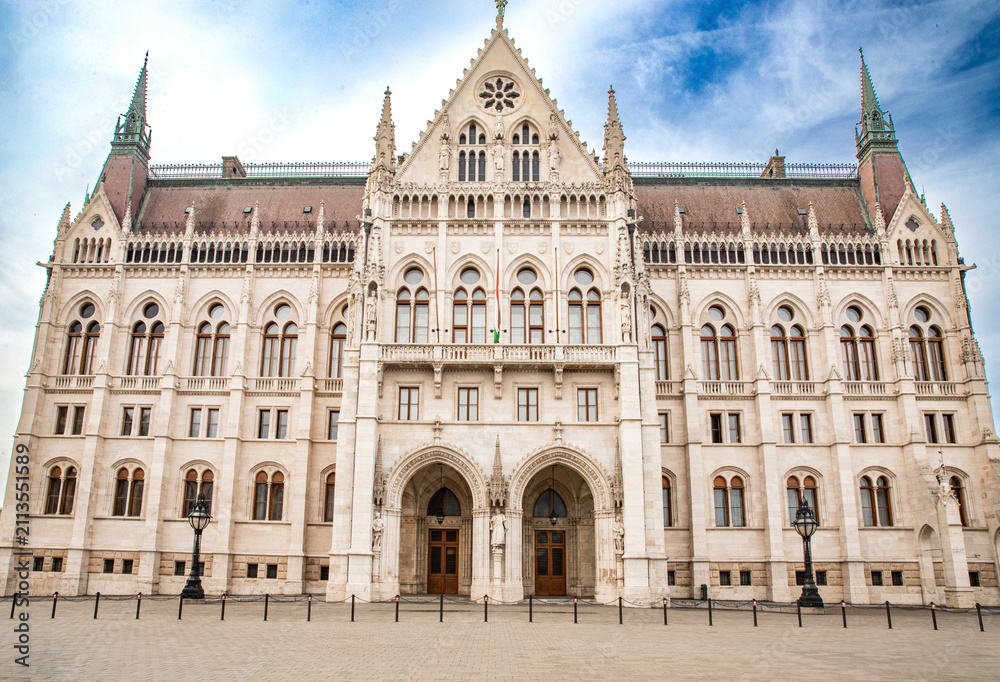 Obraz premium historic architecture of budapest parliament in soft natural daylight