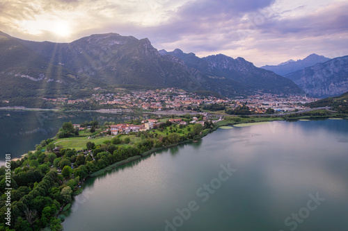 Fotografía Calm mountain lake reflecting Alpine peaks and lakeside village at dawn, Brianza