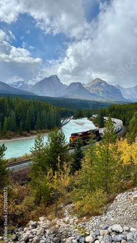 Fotografie Canadian Pacific Train travelling through Morant's Curve in the stunning Canadia