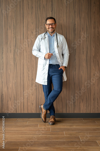 Fotografie Healthcare professional standing confidently, wearing a lab coat and stethoscope