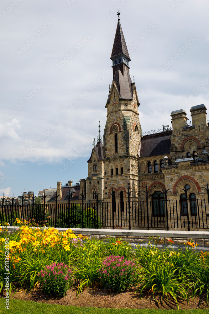 Obraz premium OTTAWA, CANADA - JULY 10, 2025: Scenic view of historic buildings