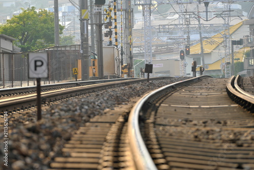 夕暮れ時の光に照らされる美しいカーブを描く線路と鉄道インフラの風景