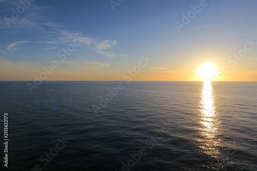 Die Sonne geht unter an einem Sommerabend über dem Kattegat. Gesehen vom Sonnendeck einer Fähre auf der Fahrt von Göteborg nach Kiel.