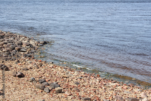 Fotografie A view of the rocky shore of the Gulf of Finland. A summer day.