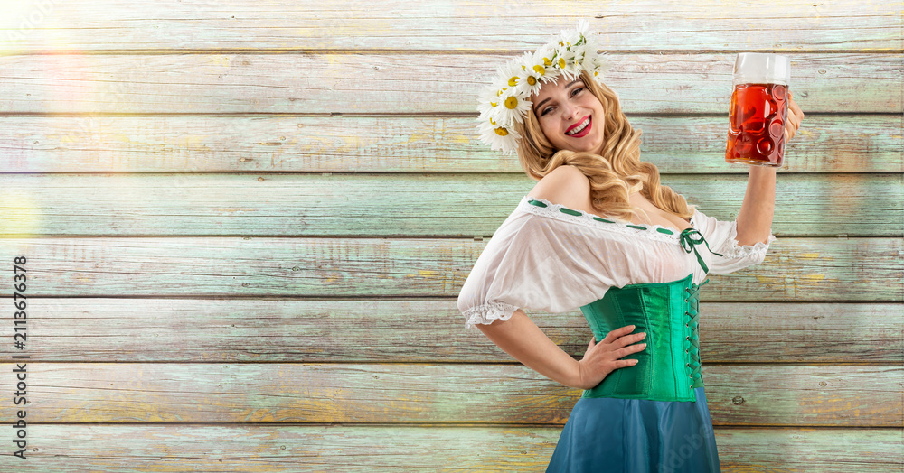 Obraz premium Midsummer woman waitress serving big beer mugs on wooden background. Blonde girl with wreath daisies flowers in her hair celebrating traditional beer festival in summer or spring