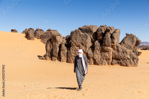 Foto Guide Walking Beside Rock Formations