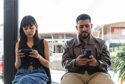 Принти на полотні Couple ignoring each other while engrossed in smartphones