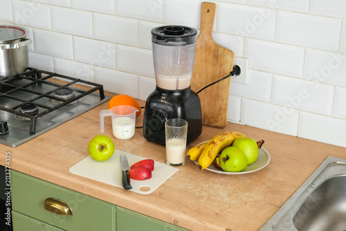 Canvastavla Electric blender on kitchen counter for smoothie making process