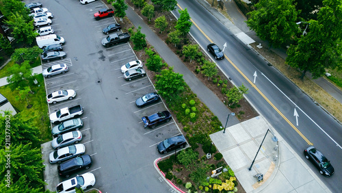 Foto Detailed Parking Lot - West Meeker Street flanks organized vehicle parking stalls adjacent to pedestrian pathways across Seattle suburbs
