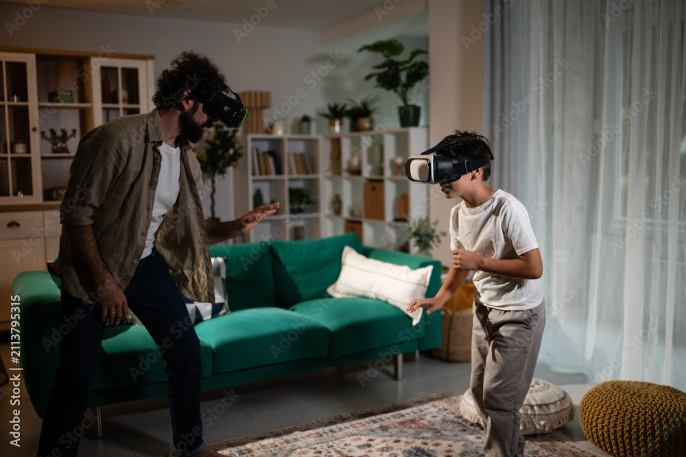 Obraz premium Father and son bonding playing virtual reality game